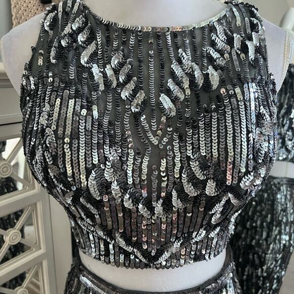 Mac Duggal Silver Sequin Two Piece Top and Skirt Set Size 4 Dress Prom - Picture 3 of 9